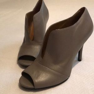 Nine West Artissa Peep Toe Bootie NWOT taupe, gray